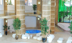 placare-travertin-integrala-pardoseala-coloane-complex-rezidential